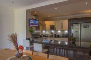 6 Bedroom Holiday Home with Hot Tub & Garden